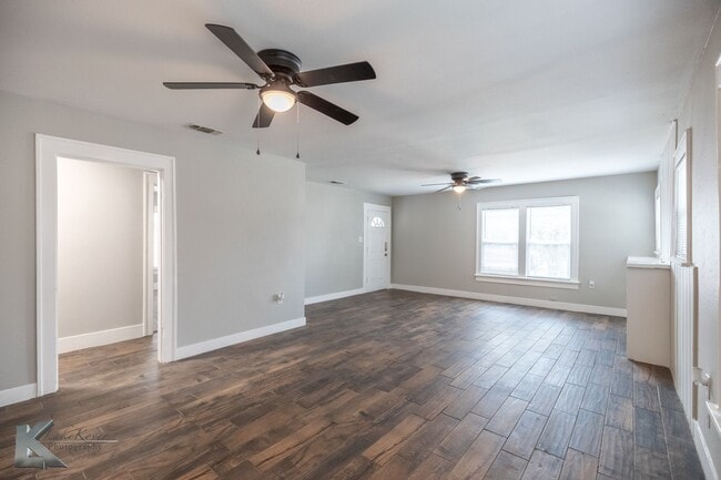 Building Photo - XL HOME!  3 bed, 1 bath, LOTS OF ROOM!