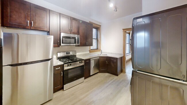 Foto del edificio - Lakeview Gem: 2 Bed, 1 Bath W/ In-Unit Laundry, D/W, Cent Air, Fireplace, Deck, Parking!