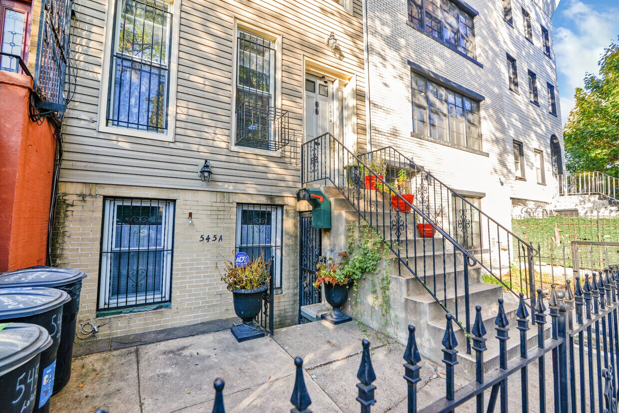 Facade. - 545A Lafayette Ave