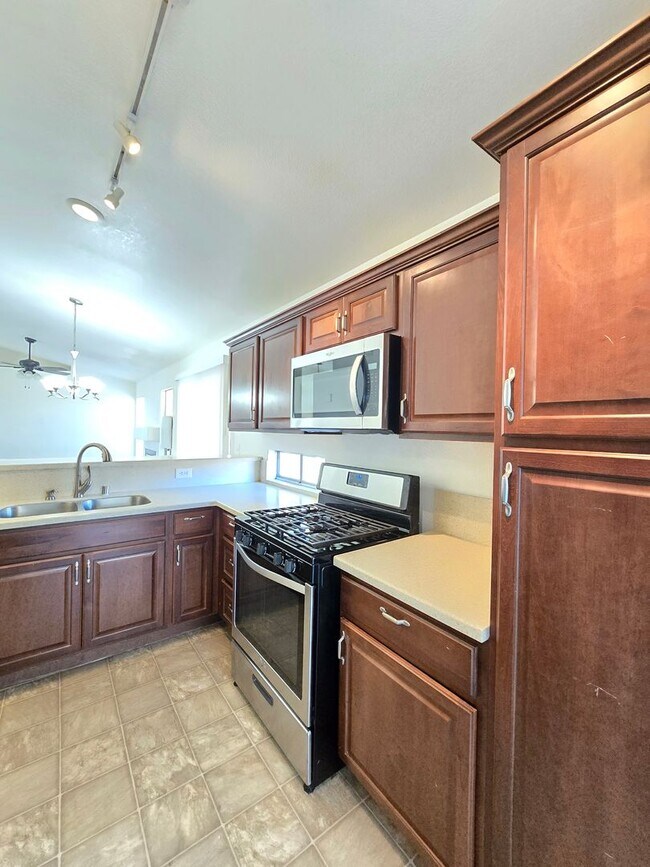 Building Photo - Beautiful 4-Bedroom / 2-bathroom Single-Family Home for Rent