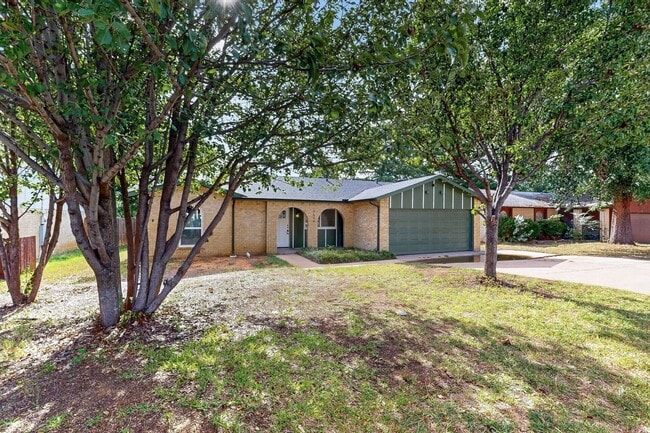 Building Photo - 2606 Hilldale Blvd