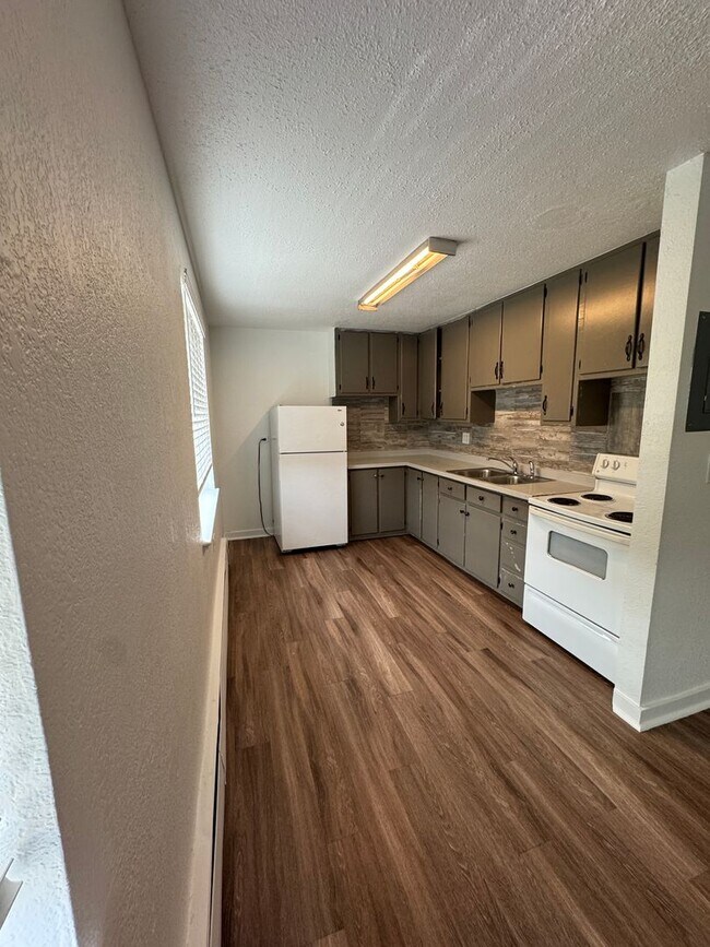 Building Photo - 1400 Kingston St