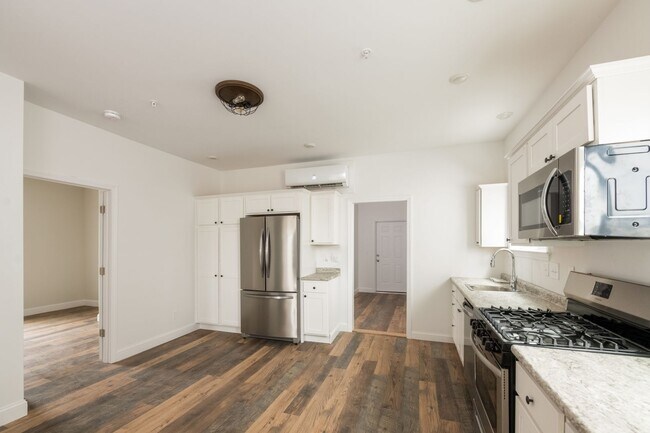 Building Photo - 1056 Forest Ave