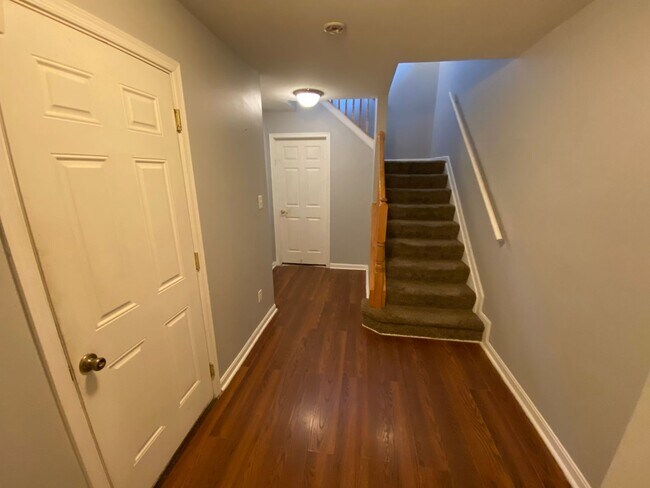 Building Photo - Townhouse