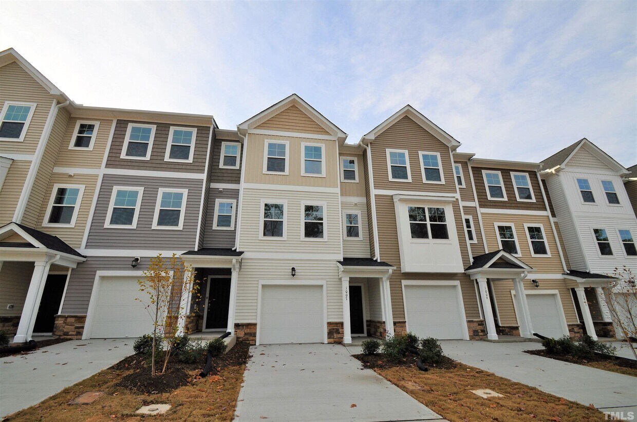 Primary Photo - 1007 Shoreside Dr
