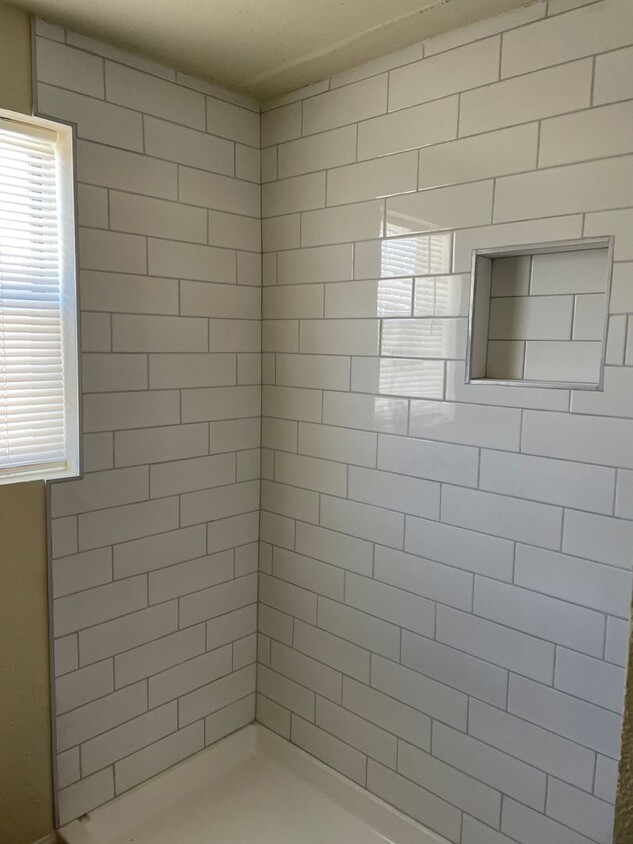 Building Photo - Nice two bed, one bath unit!