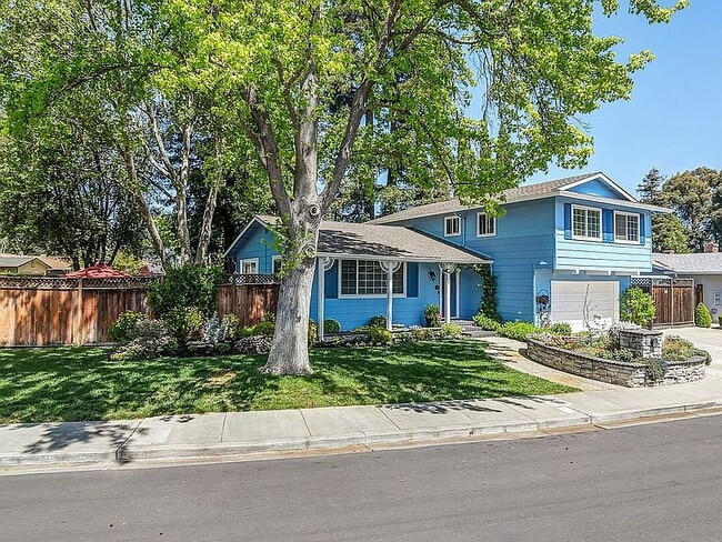 Foto del edificio - "Charming 4-Bedroom Retreat with 3 Full Baths in Pleasanton – 2,398 Sq Ft of Comfortable Living!"