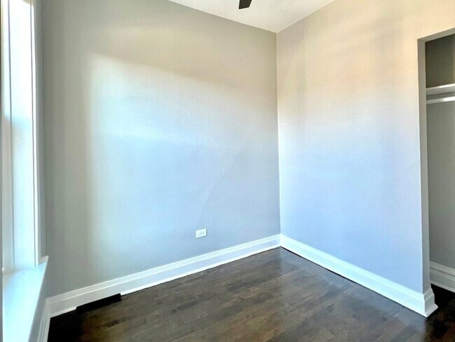 Foto del edificio - 2447 N Mozart St