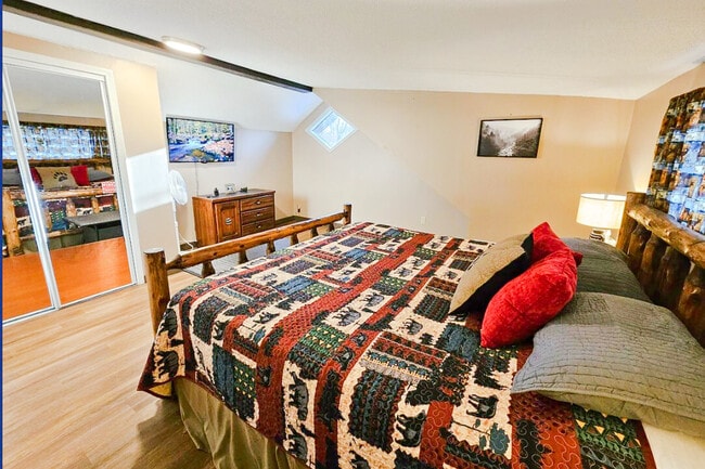 Foto del edificio - 425 Hemlock Ln