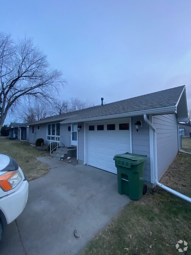 Building Photo - 2304 Hewitt Dr