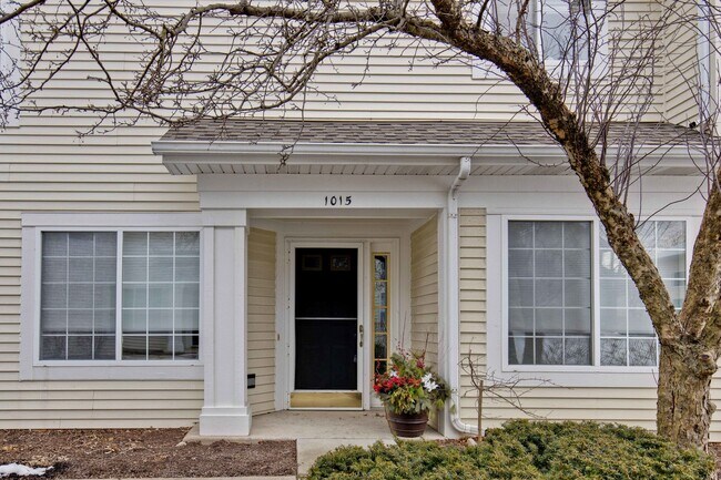 Building Photo - 1015 Huntington Dr