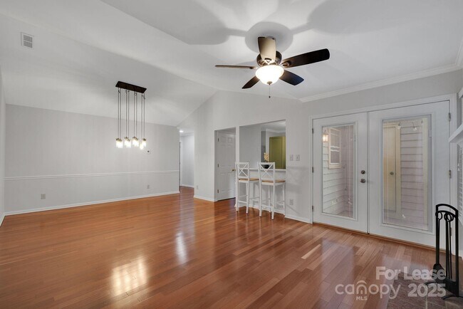 Foto del edificio - 3300 Selwyn Farms Ln