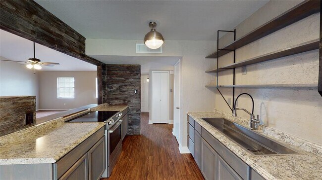 Building Photo - 8309 Chesham Dr