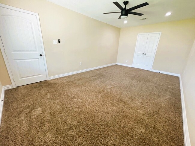 Building Photo - 24514 Sunny Glen Dr