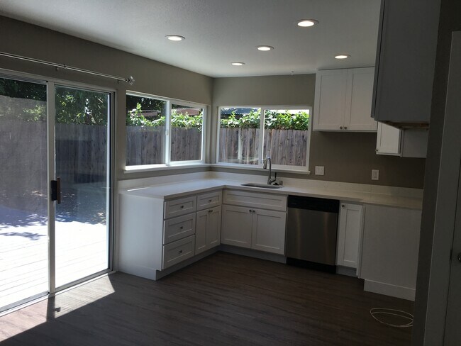 Foto del edificio - Cozy Updated 3 bedroom With Side Access