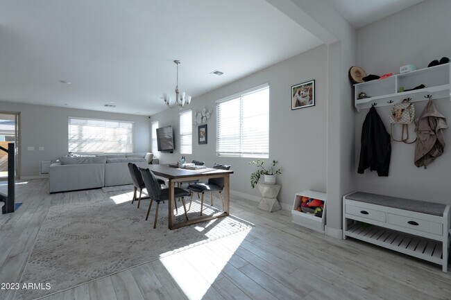 Foto del edificio - 10013 E Trent Ave