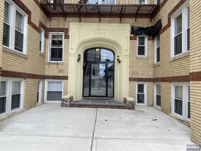 Foto del edificio - 10 Henry Ave