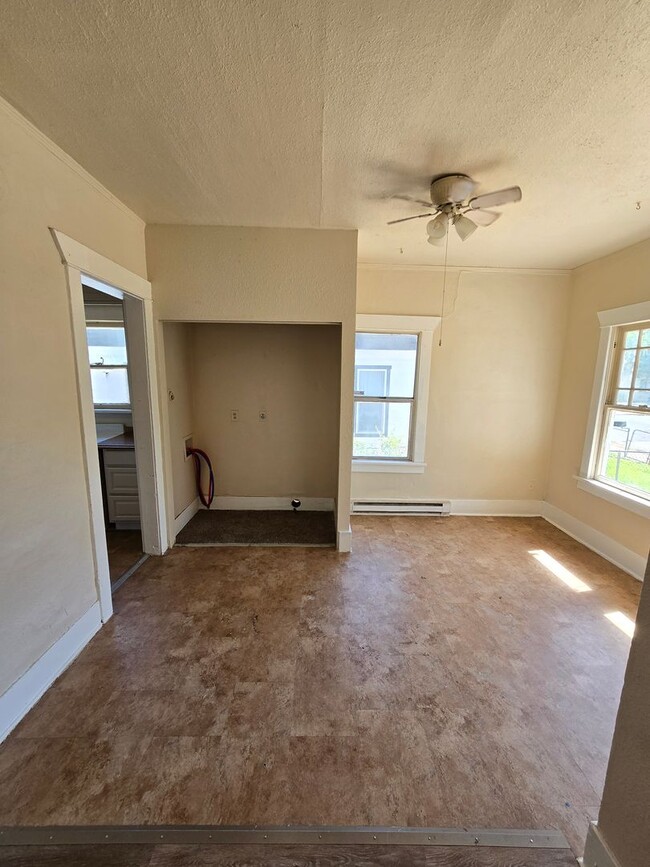 Building Photo - Central Spokane 4 BR/ 1 BA Home