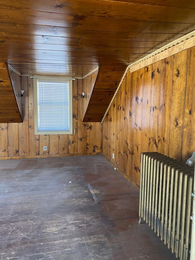 Building Photo - Large 3BR 2Bath Apartment above a deliciou...