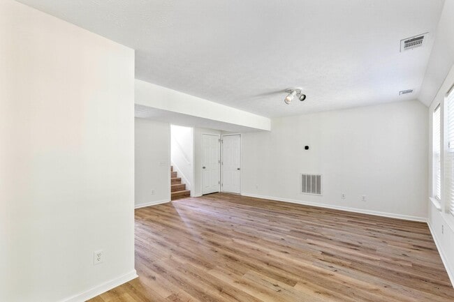 Building Photo - 4 Bed/3 Bath Beauty in Midway!