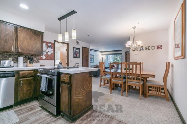 Foto del edificio - Adorable Condo w Elevator & Open Condo Garage
