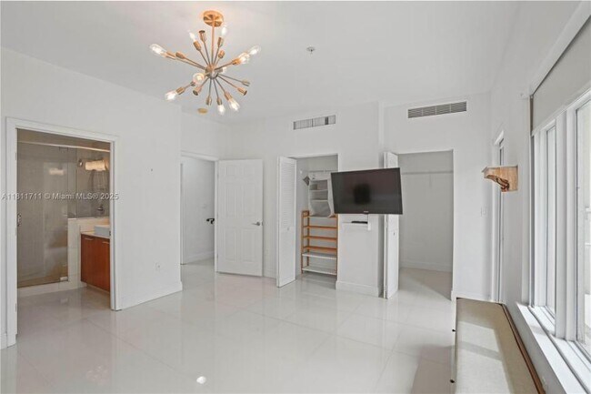 Building Photo - 2 bedroom in Aventura FL 33160