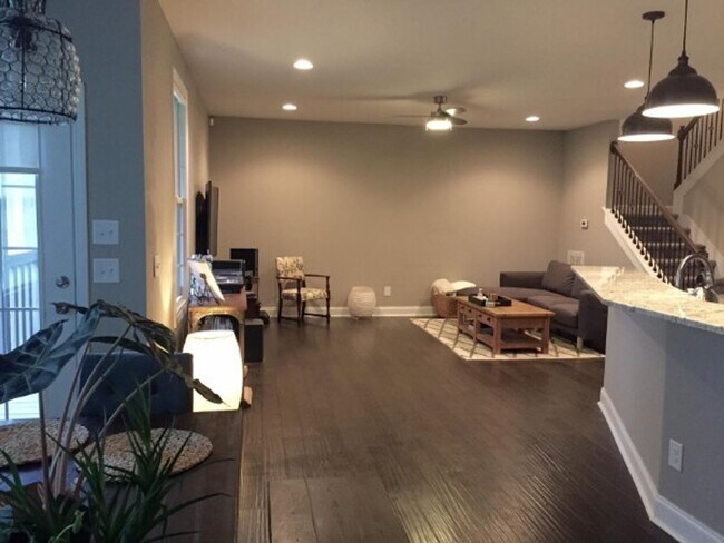 Building Photo - Modern Home Minutes from I65 in Brentwood