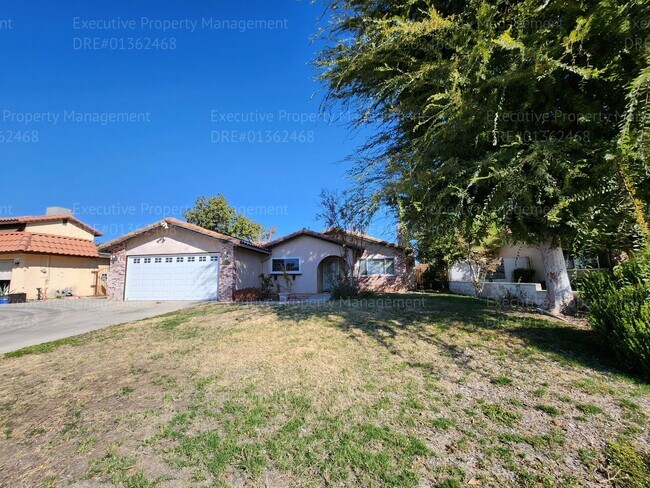 Foto del edificio - 4 bedroom 2 bath great location.