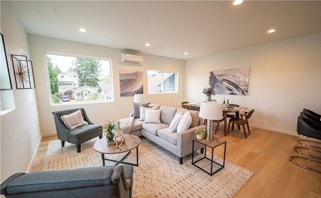 Foto del edificio - Air-Conditioned Seattle Townhome with Rooftop Deck & Mt. Rainier Views