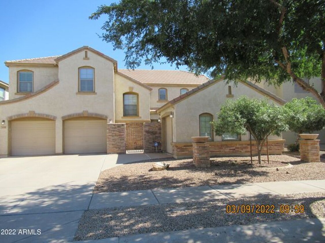 Primary Photo - Grand 5 bedroom/ 3 bath home with communit...