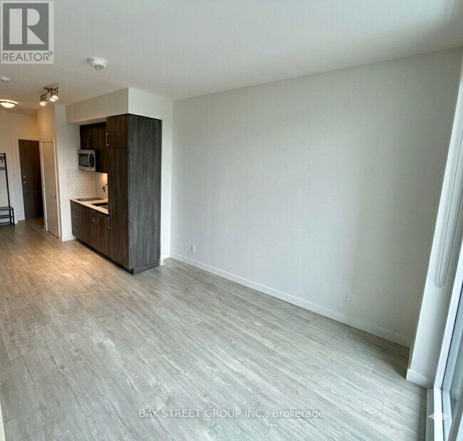 Photo du bâtiment - 576 Front St W