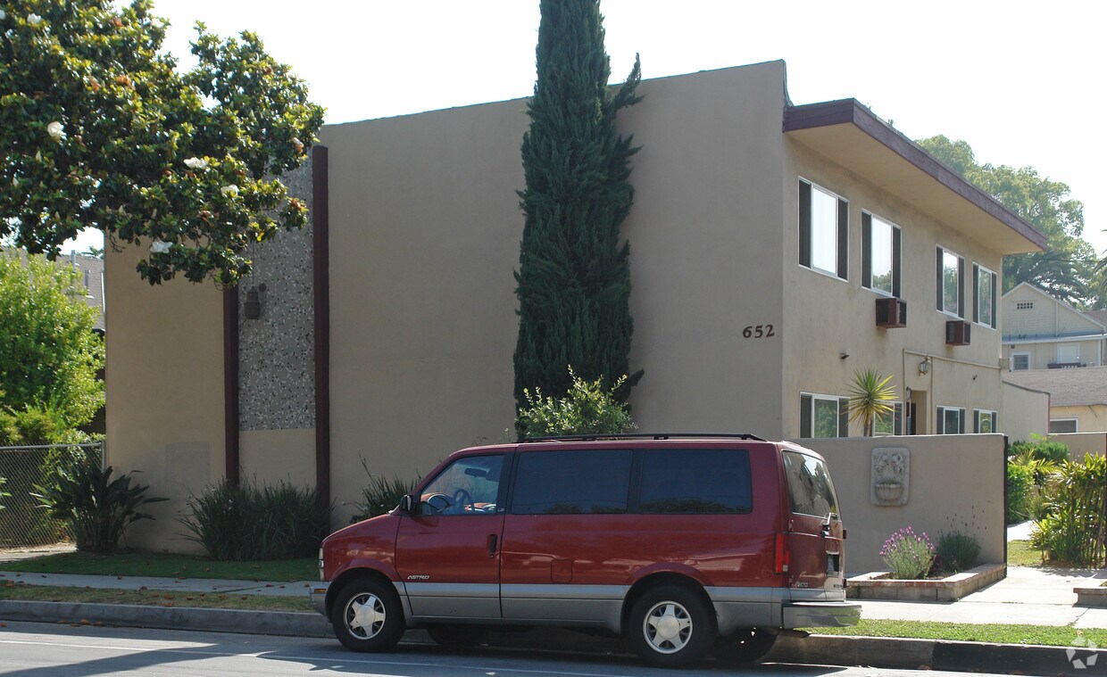 Building Photo - 652 N Raymond Ave