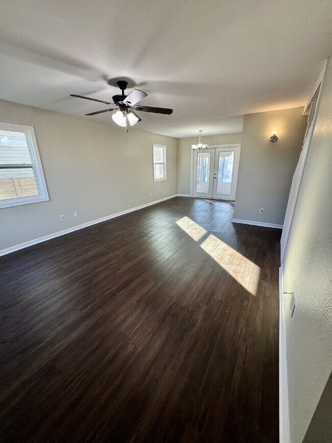 Foto del edificio - FRESHLY PAINTED 4 bedroom home in Lynn Haven!