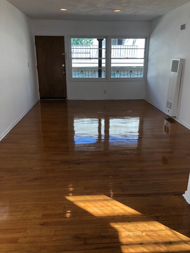 Foto del edificio - 548 N Croft Ave