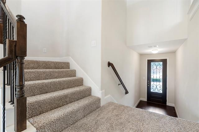 Building Photo - 2640 Venice Dr