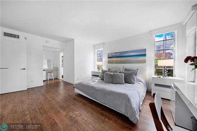 Foto del edificio - 808 Cypress Blvd