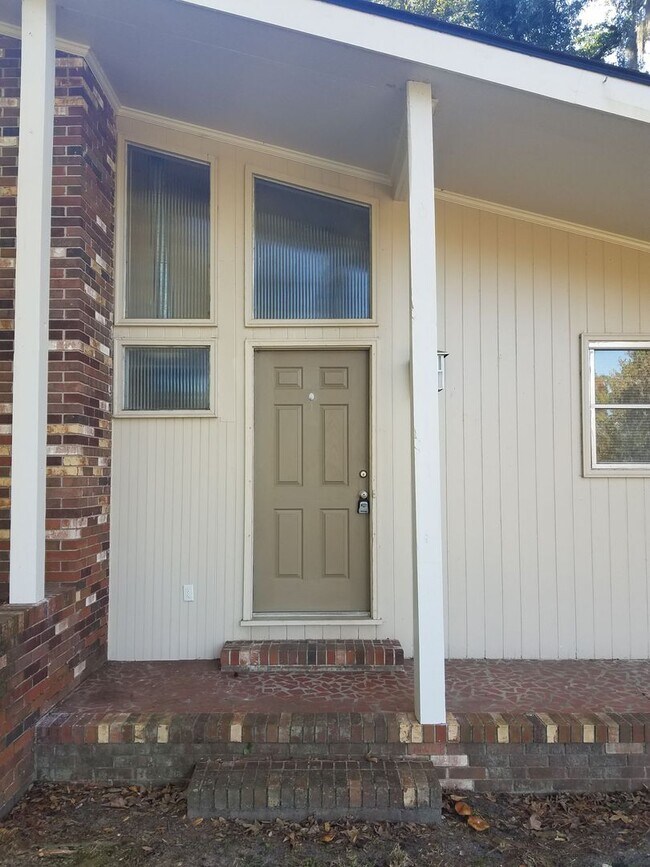 Foto del edificio - Charming 3BD/2BA Two-Story Home with Picturesque Pond Views in Lakeland