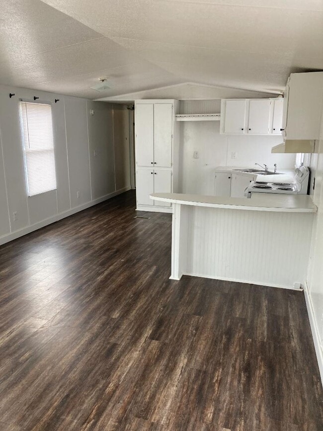 Building Photo - 2405 Wysteria Ln