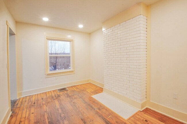 Building Photo - 206 Center St