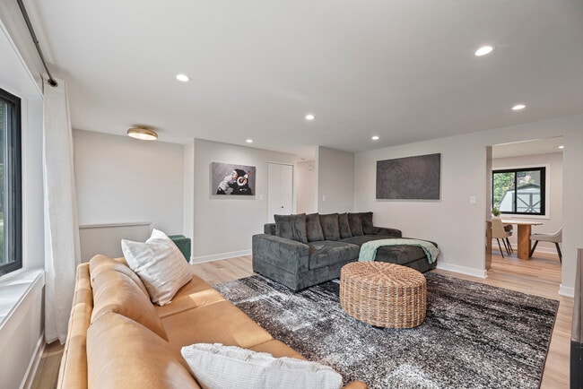 Building Photo - 208 W Hartford Dr