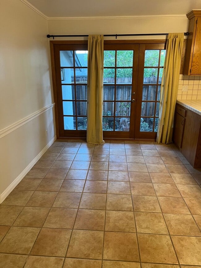 Building Photo - Spacious 3 Bedroom House with Private Gara...