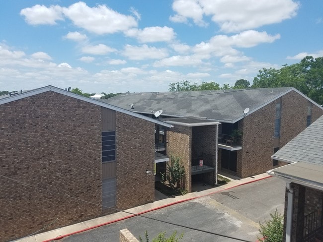 Building Photo - Greenbriar Apartment Homes