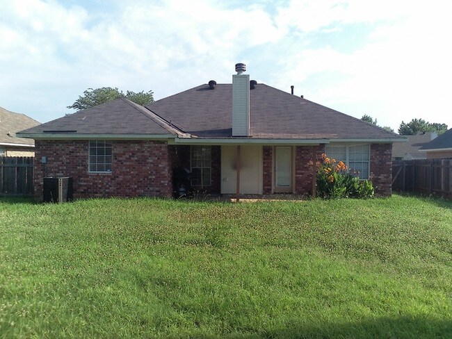 Building Photo - 2934 Le Oaks Dr