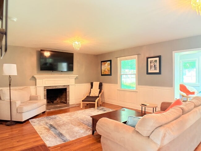 Building Photo - Large fenced in yard and Sun room!