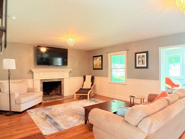 Foto del edificio - Large fenced in yard and Sun room!