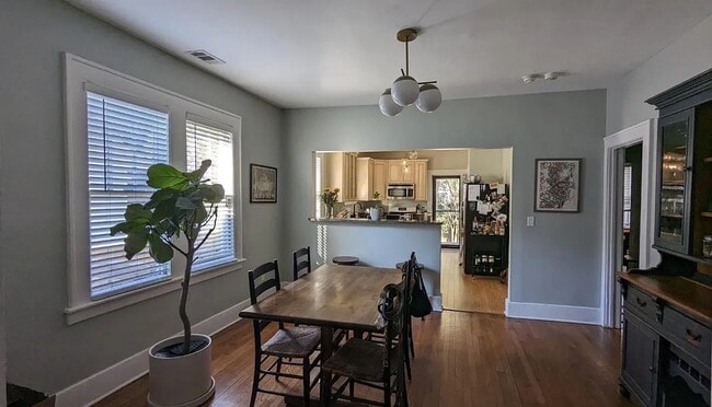 Building Photo - 910 E 41st St