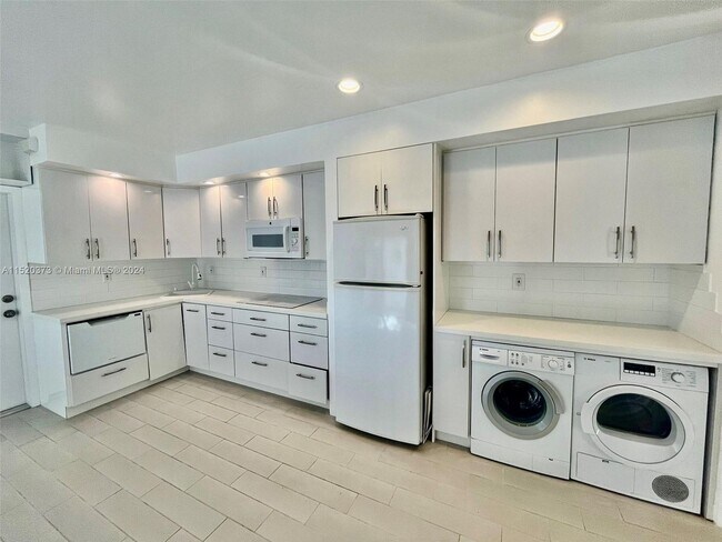 Building Photo - 3475 SW 1st Ave