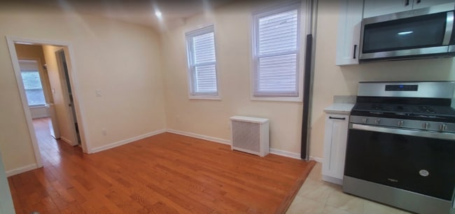 Building Photo - 2-29-29 Beach 29th St