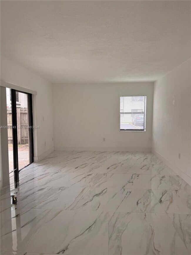Foto del edificio - 10875 NW 7th St