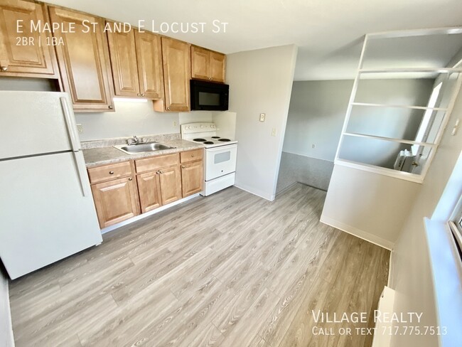 Building Photo - Remodeled 2-Bed with eat-in kitchen! Conve...